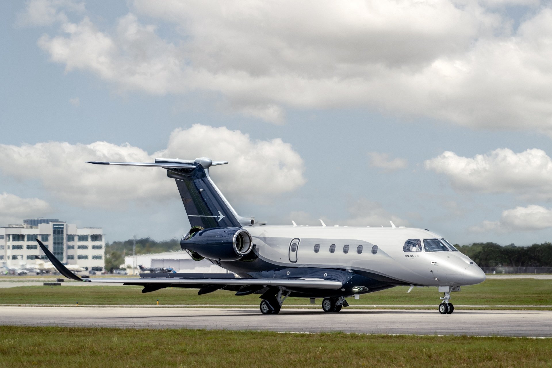 Legacy 500 exterior